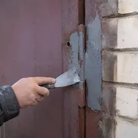 Ремонт металлической двери с использованием антикоррозионной шпаклевки