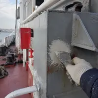 Ремонт металлической конструкции судна антикоррозионной шпаклевкой