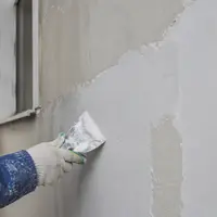 Выравнивание фасада здания атмосферостойкой шпаклевкой перед окраской