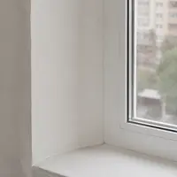 Отделанный перлитовой шпаклевкой оконный откос