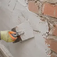 Отделка кирпичной стены перлитовой шпаклевкой