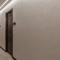 Холл гостиницы с декоративными стенами