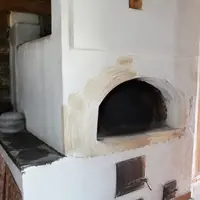 Русская печь с восстановленной шамотной шпаклевкой поврежденной поверхностью