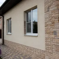 Комбинированный фасад частного дома с Короедом и декоративным камнем