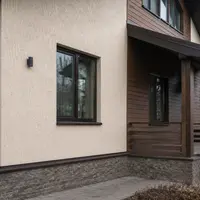 Комбинированный фасад частного дома с Короедом и деревянными элементами