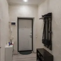 Стены прихожей