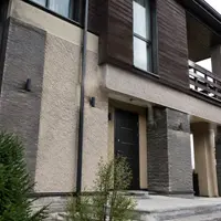 Фасад здания с комбинацией Короеда и других отделочных материалов
