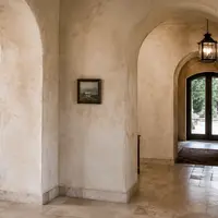 Арочные проёмы интерьера с отделкой Марморино под античный камень